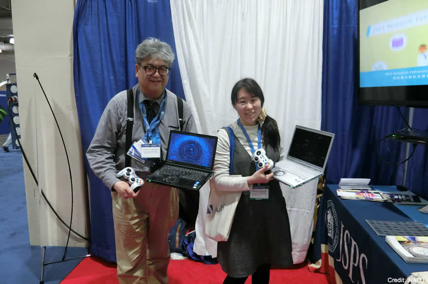 Dr. Hitoshi Yamaoka (NAOJ associate professor, left) and Mrs. Hiroko Tsuzuki (NAOJ public relations staff, right) carried their laptops and demonstrated Mitaka.