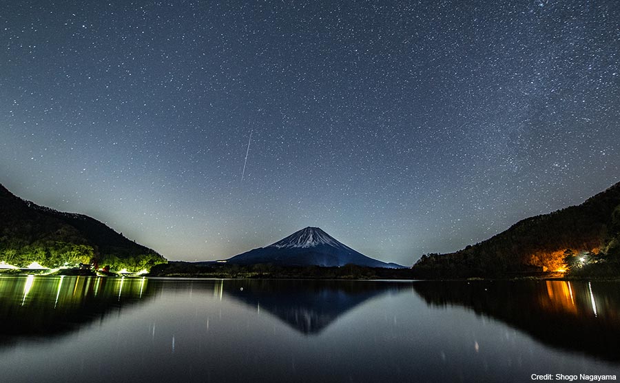 å¯å£«å±±ã®ä¸ã«æµãããµããåº§æµæç¾¤ã®æµæ