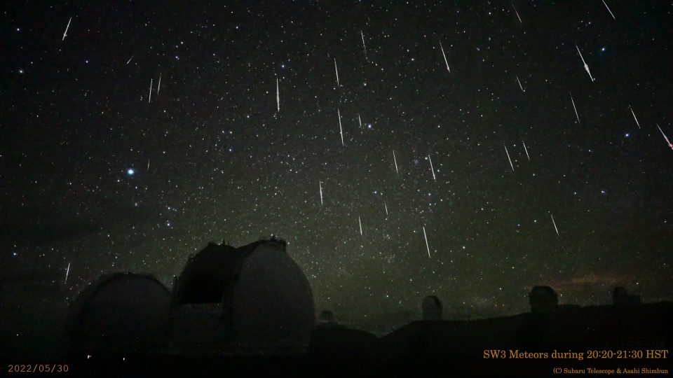 ハワイのマウナケア星空ライブカメラが捉えたヘルクレス座τ流星群の流星