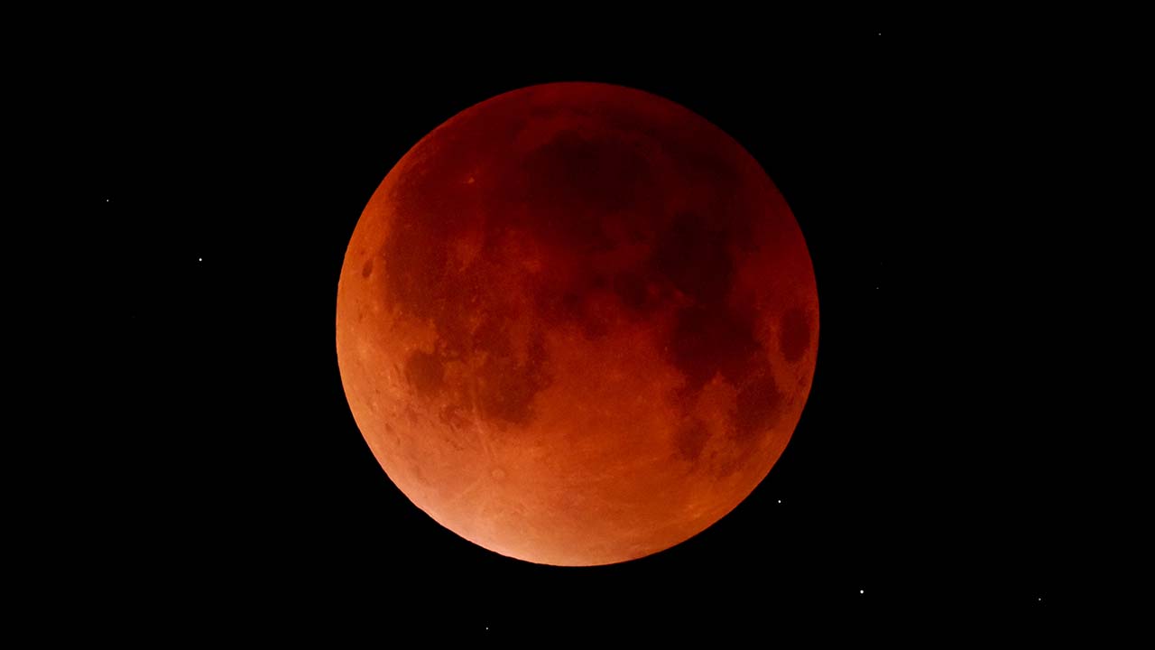 食が最大の頃の皆既月食