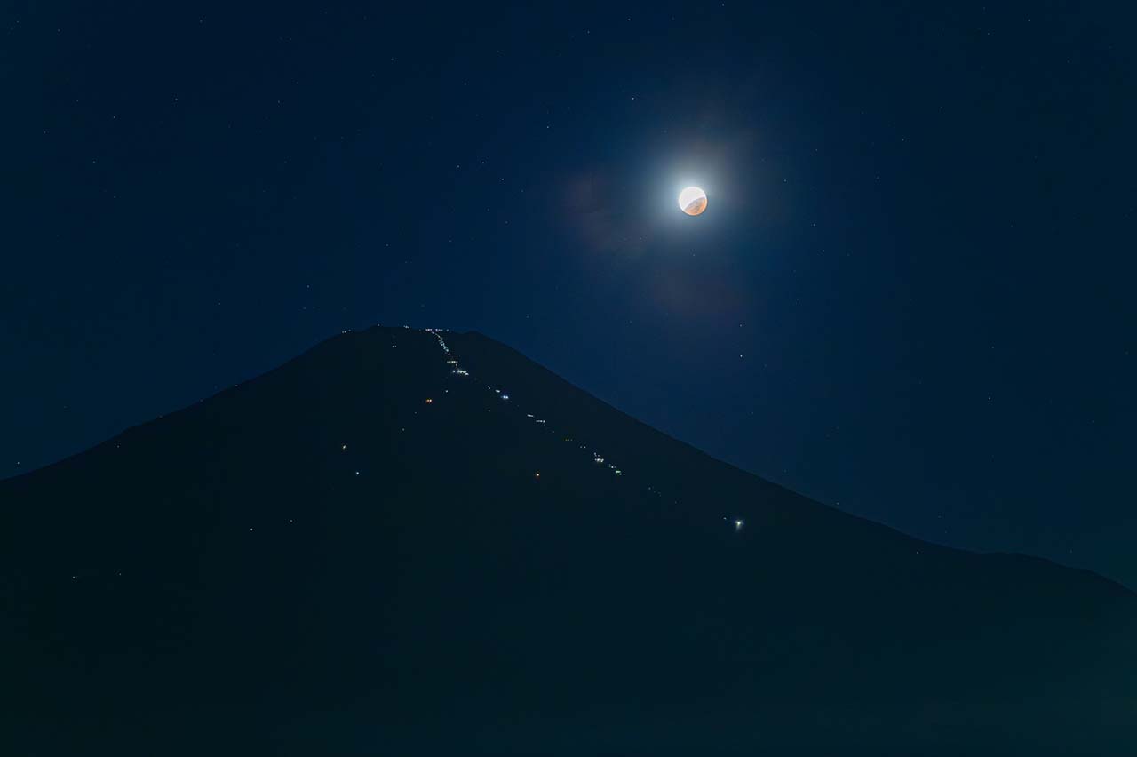 部分月食と富士山