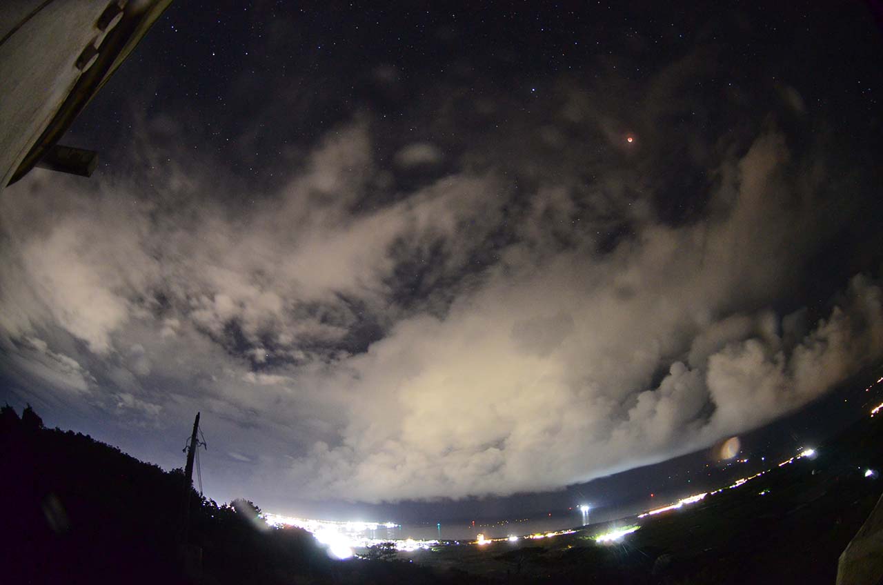 雲の隙間から見えた皆既月食