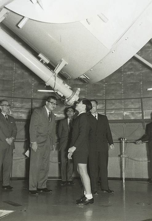 1971年岡山天体物理観測所ご視察の浩宮様。