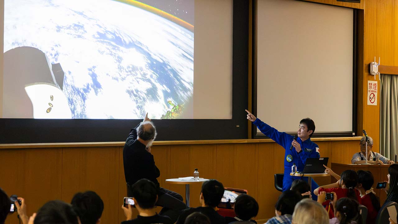 宇宙から撮影した国立天文台付近の画像を紹介する油井宇宙飛行士