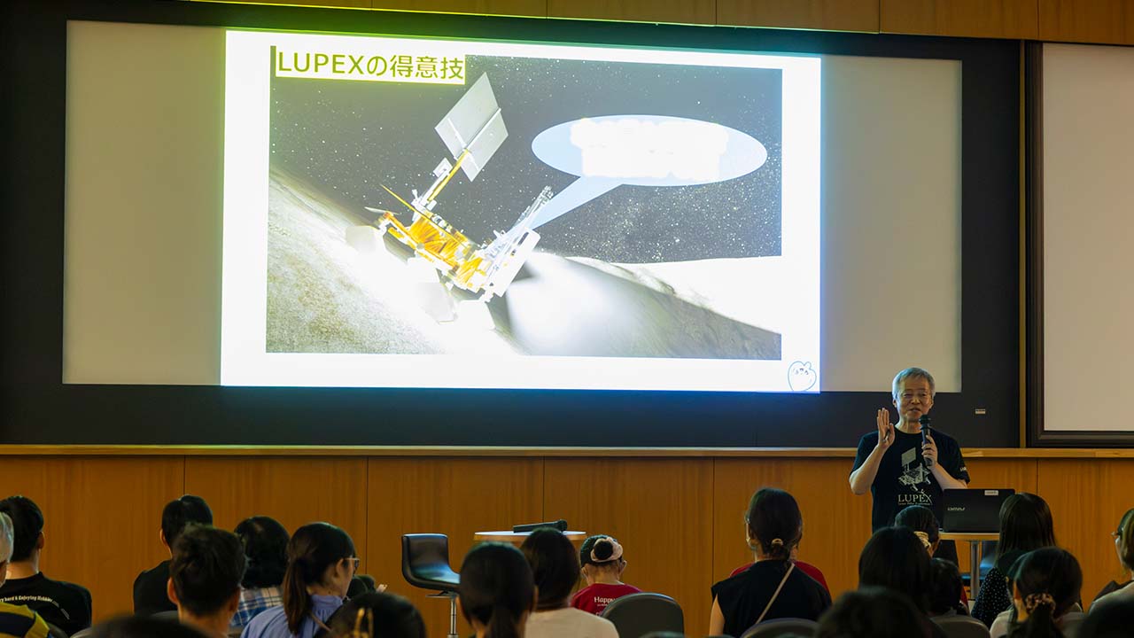 月極域探査機「LUPEX」について講演するJAXA麻生大シニアアドバイザー