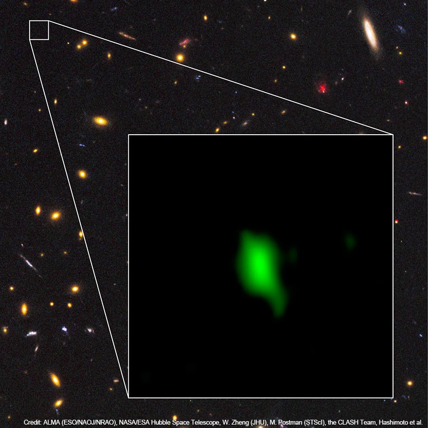 ハッブル宇宙望遠鏡が赤外線で撮影した銀河団MACS j1149.5+223の画像の一角に、アルマ望遠鏡が電波で観測した銀河MACS1149-JD1を合成した画像