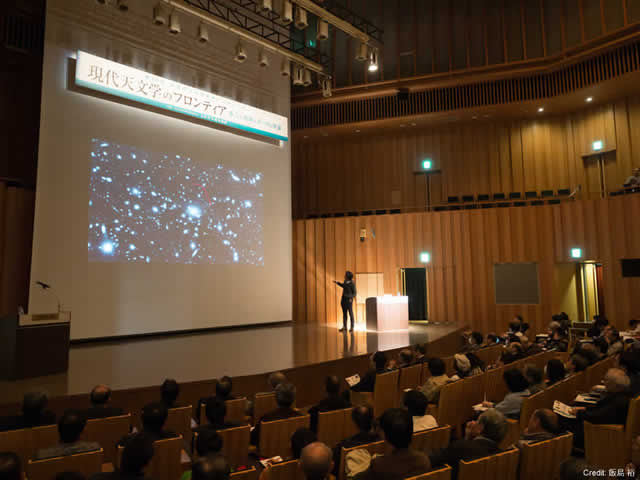 すばる望遠鏡と超広視野主焦点カメラHSCが捉えた遠方銀河の姿を解説する宮崎氏