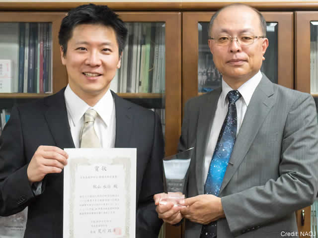 日本惑星科学会最優秀研究者賞を受賞した秋山永治 国立天文台チリ観測所特任助教と、推薦者の林正彦 国立天文台長