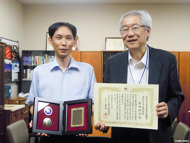 本賞を受賞した廣田朋也 助教と常田佐久 国立天文台長の写真