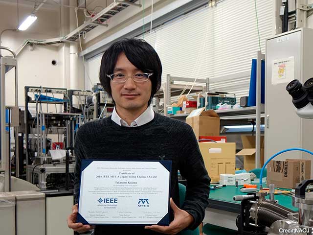 本賞を受賞した小嶋崇文助教。国立天文台先端技術センターにて。