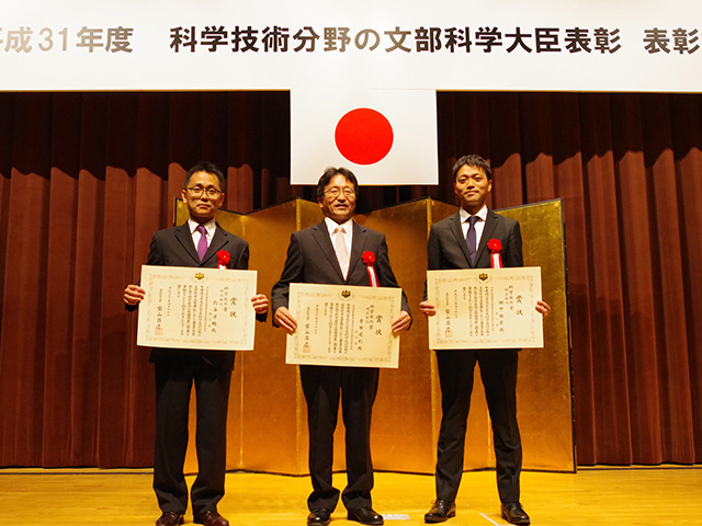 本賞を受賞したスタンフォード大学の内海洋輔 物理科学研究員（左）、国立天文台ハワイ観測所長の吉田道利 教授（中央）、東北大学の田中雅臣 准教授（右）。
