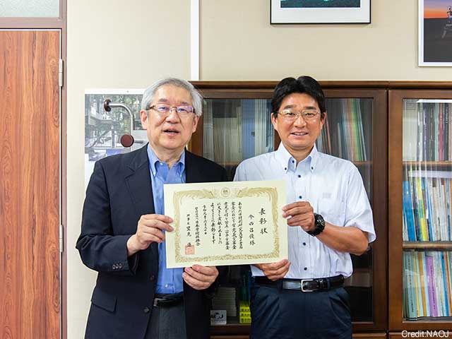 今回表彰された今西助教（右）と常田台長（左）