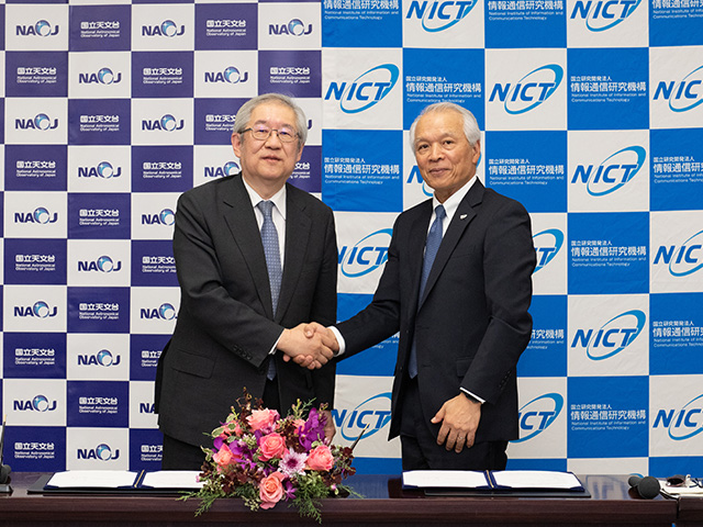 情報通信研究機構 理事長 徳田英幸氏（右）と常田国立天文台長