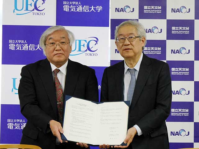 写真：協定書を手にする田野 電気通信大学長（左）と常田 国立天文台長