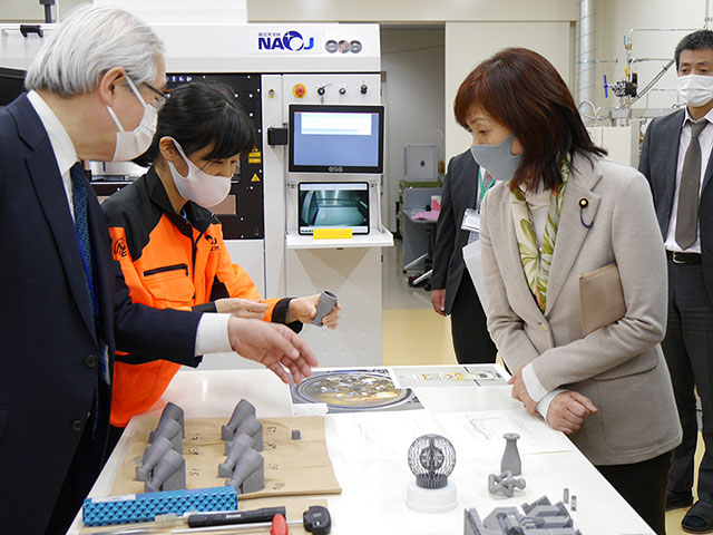 先端技術センターで観測機器の製作技術について説明を受ける高橋副大臣
