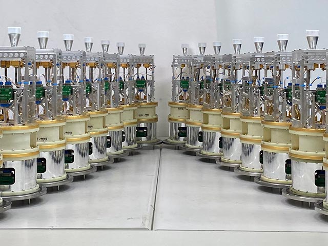 ASIAAで組み立てられたアルマ望遠鏡バンド1受信機