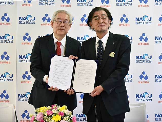 写真：株式会社 岩手日報社 東根千万億 社長（右）と常田佐久 国立天文台長（左）