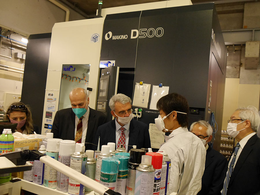 先端技術センターにて、観測機器の製作技術について説明を受ける様子