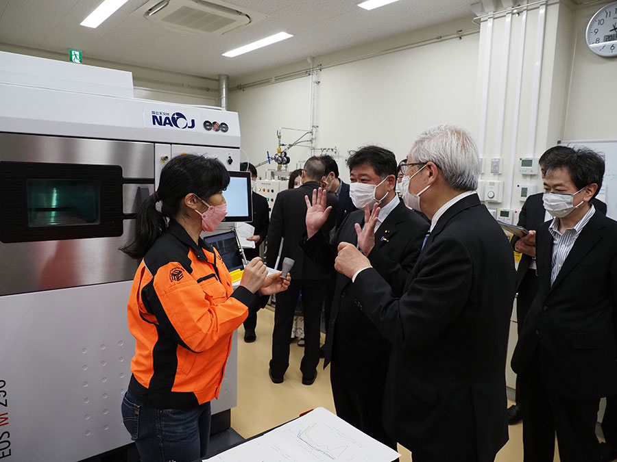 観測機器の製作技術について説明を受ける田中副大臣