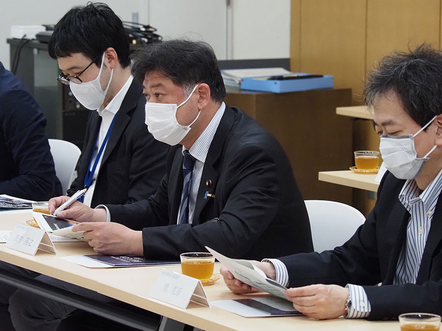 国立天文台の概要について説明を受ける田中副大臣