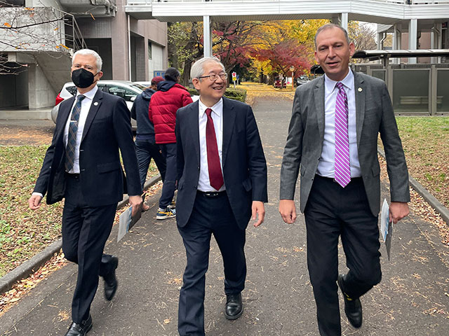 常田国立天文台長（中央）と談笑する、ズブーキン氏（右）とクランピン氏（左）