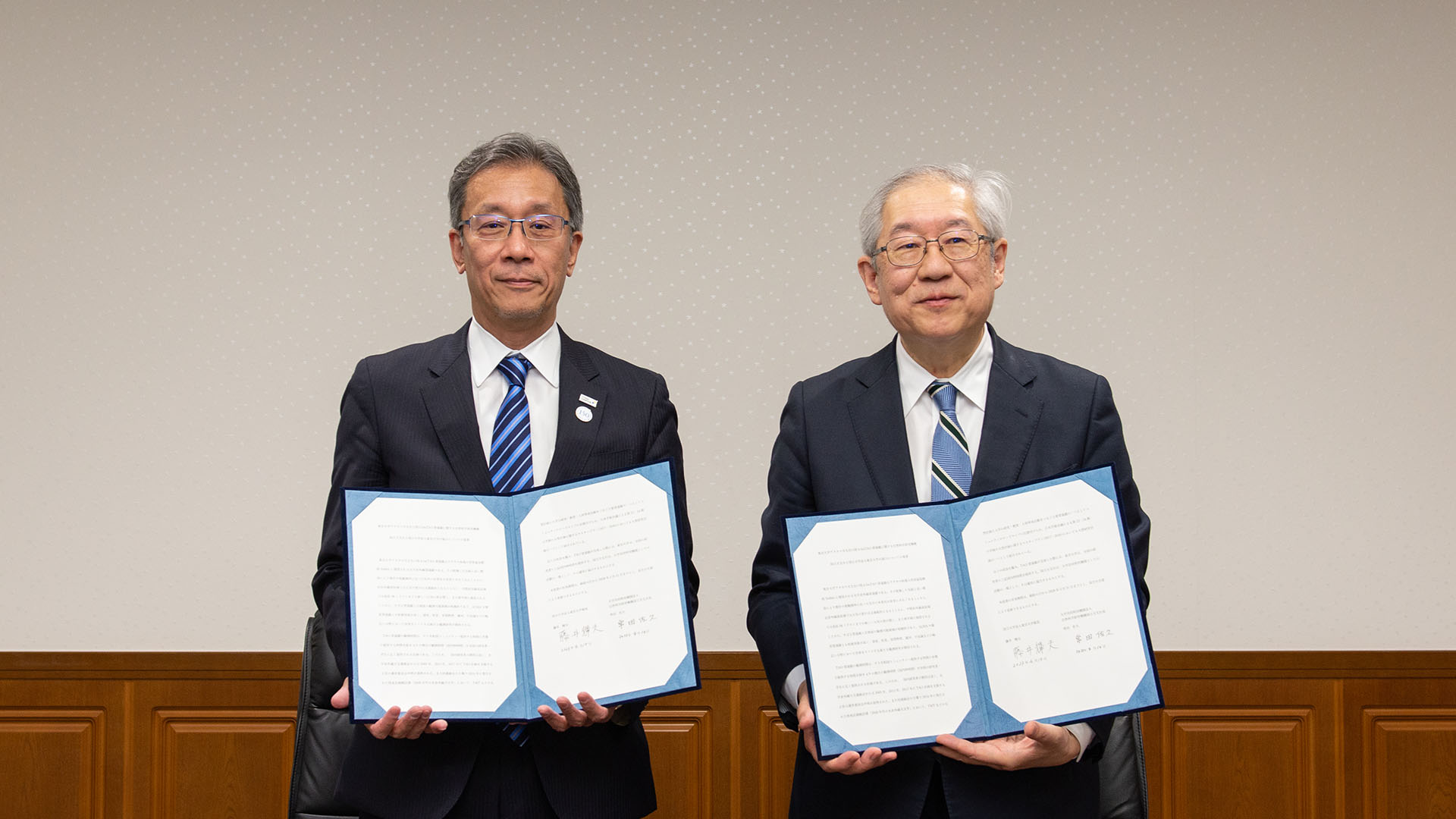 藤井輝夫 東京大学総長（左）と常田佐久 国立天文台長