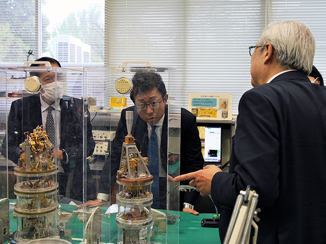 先端技術センターにて、アルマ望遠鏡の電波受信機について説明を受ける様子