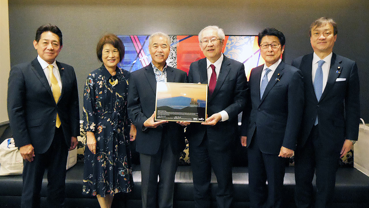 感謝状を手にするイゲ前ハワイ州知事（中央 左）と常田国立天文台長（中央 右）