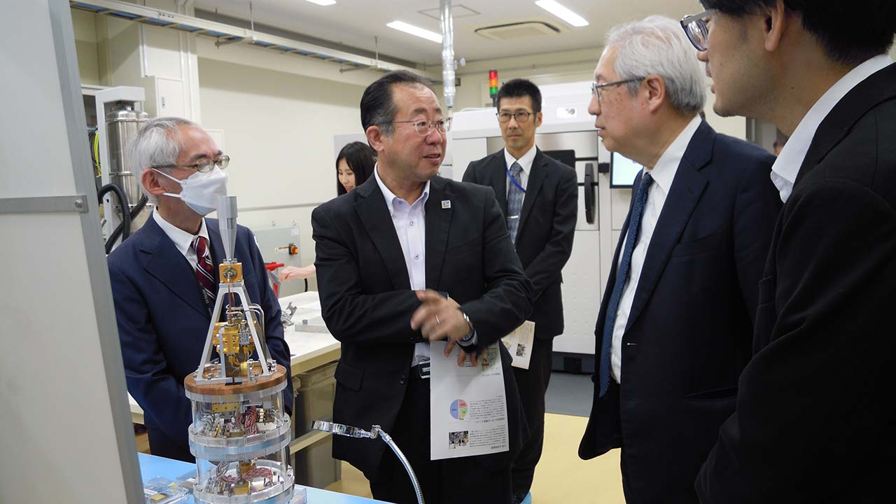 先端技術センターにて観測機器の製作技術について懇談されている様子