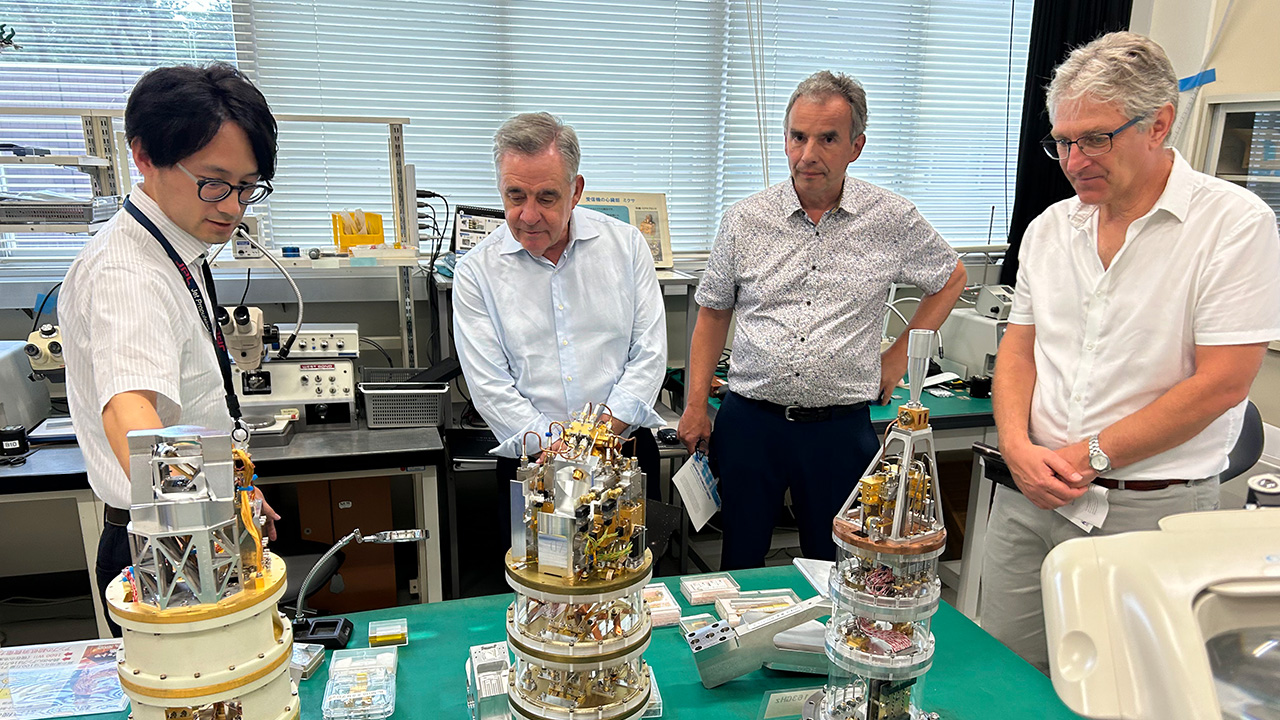 右からIRAMのカール・シュスター所長、フランス国立科学研究センター（CNRS）のマルタン・ジアール博士、スペイン国立地理学研究所（IGN）のラファエル・バチジェール博士、先端技術センターの小嶋崇文准教授