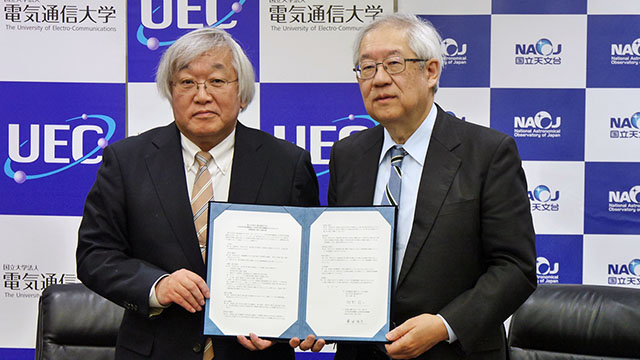 協定書を手にする田野 電気通信大学長（左）と常田 国立天文台長（クレジット：国立天文台）