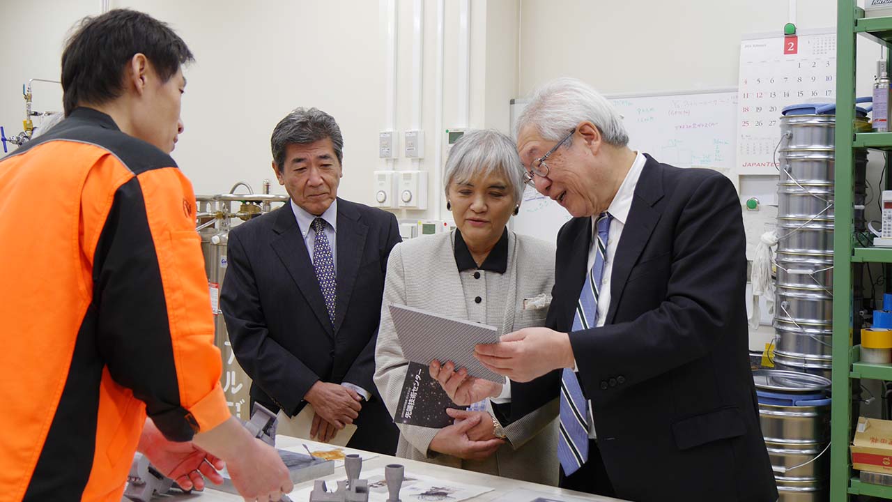 先端技術センターにて、観測機器の開発について説明を受ける様子