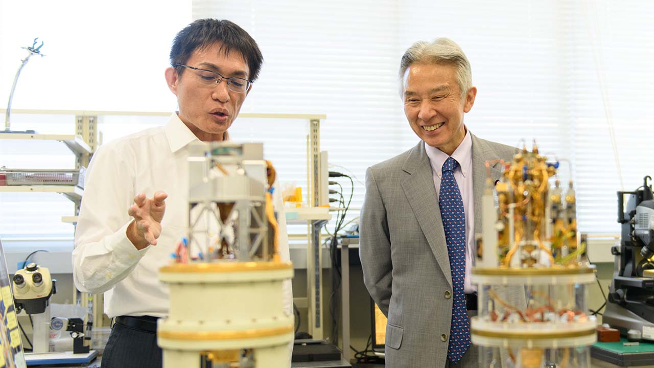 先端技術センターにて、井口教授（左）より観測機器の製作技術について説明を受ける盛山文部科学大臣（右）。