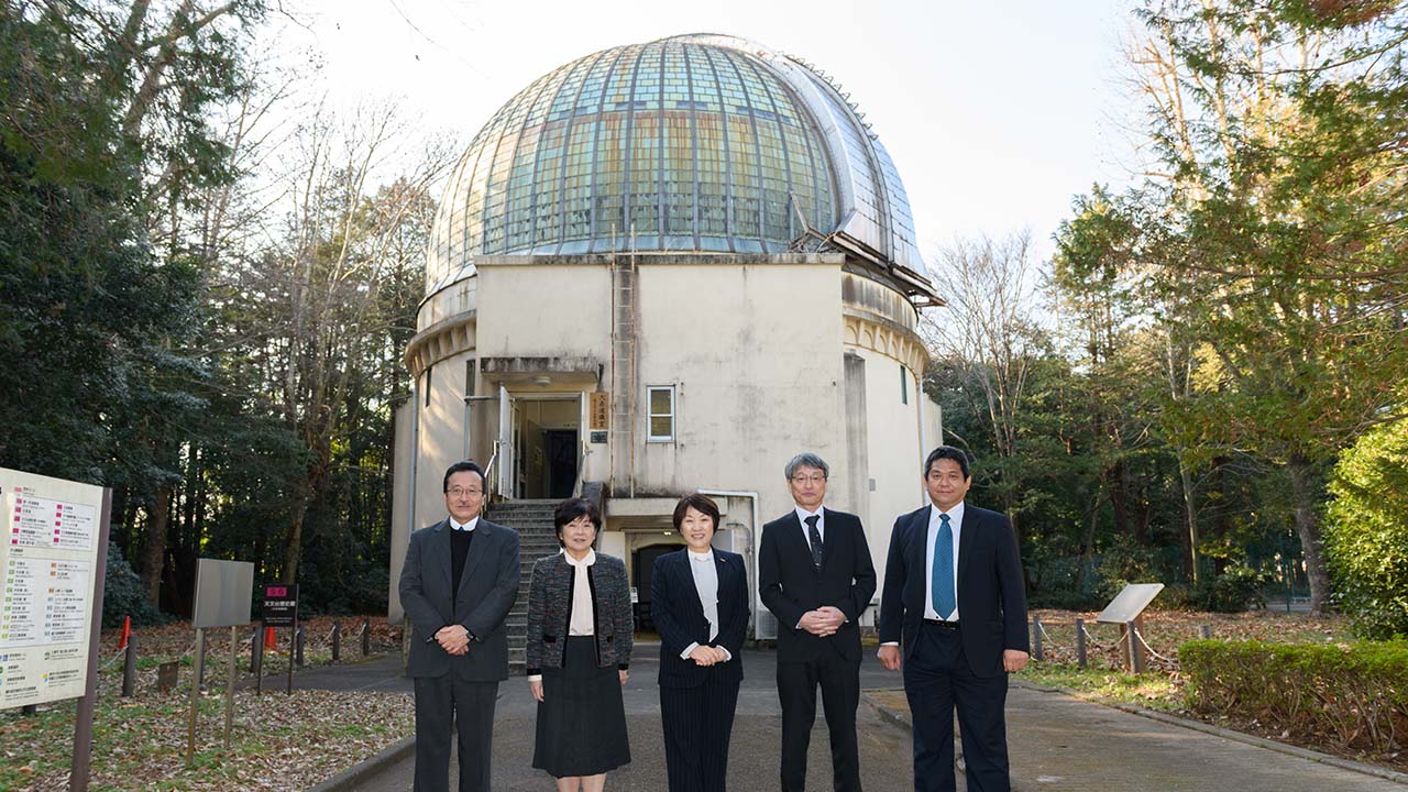 国立天文台を訪れたあべ文部科学大臣との集合写真