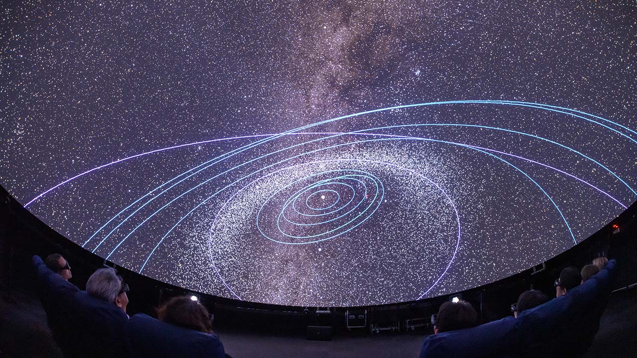 国立天文台三鷹キャンパスの4D2Uドームシアターで、Mitakaによる映像を立体視で鑑賞するようす