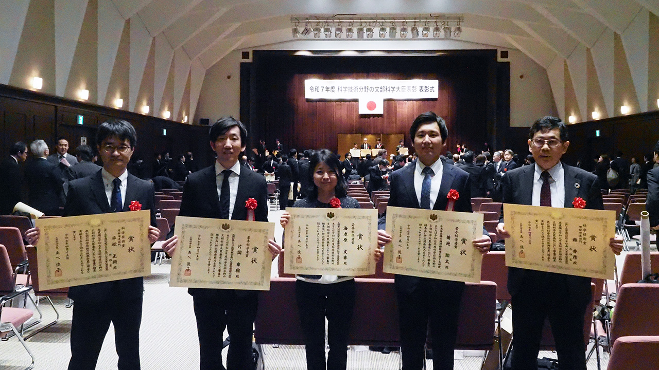 文部科学大臣表彰を受賞した、（左から）平松講師、片岡助教、藤井准教授、菊地助教、縣准教授。