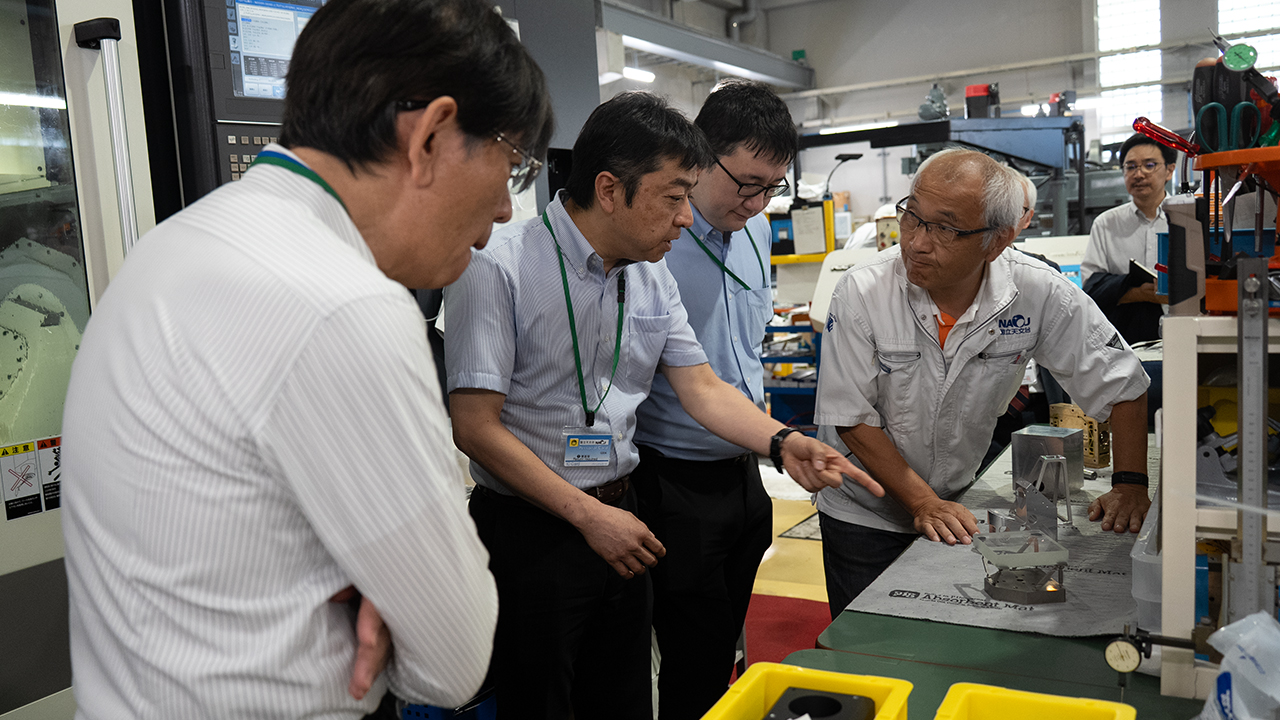 先端技術センターを視察するJAXA関係者1