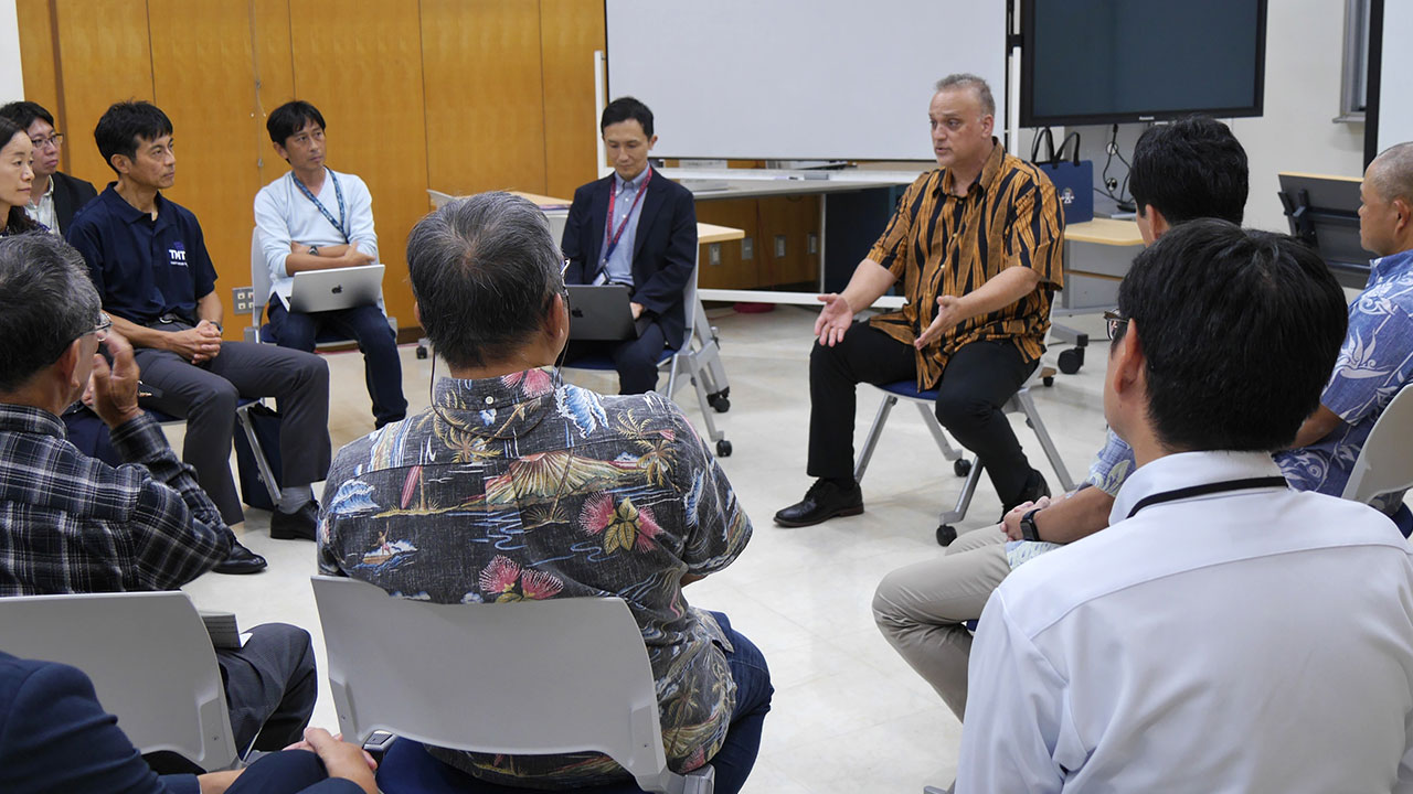 国立天文台職員と懇談する様子。