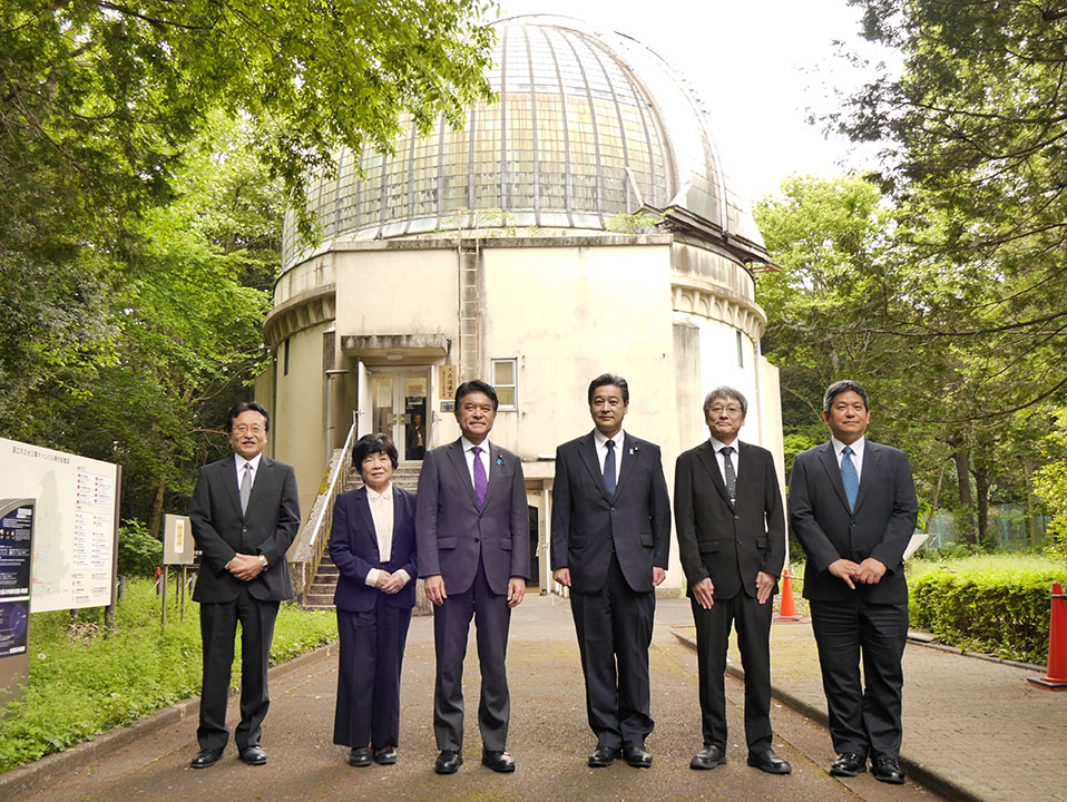 国立天文台を訪れた小林文部科学副大臣（中央左）、清水文部科学大臣政務官（中央右）。