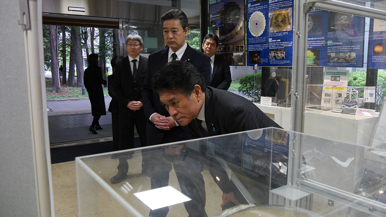 ハワイに建設を計画している「超大型望遠鏡TMT」について説明を受ける小林文部科学副大臣（右）と清水文部科学大臣政務官（中央）。