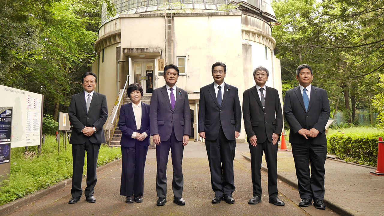 国立天文台を訪れた小林文部科学副大臣（中央左）、清水文部科学大臣政務官（中央右）。