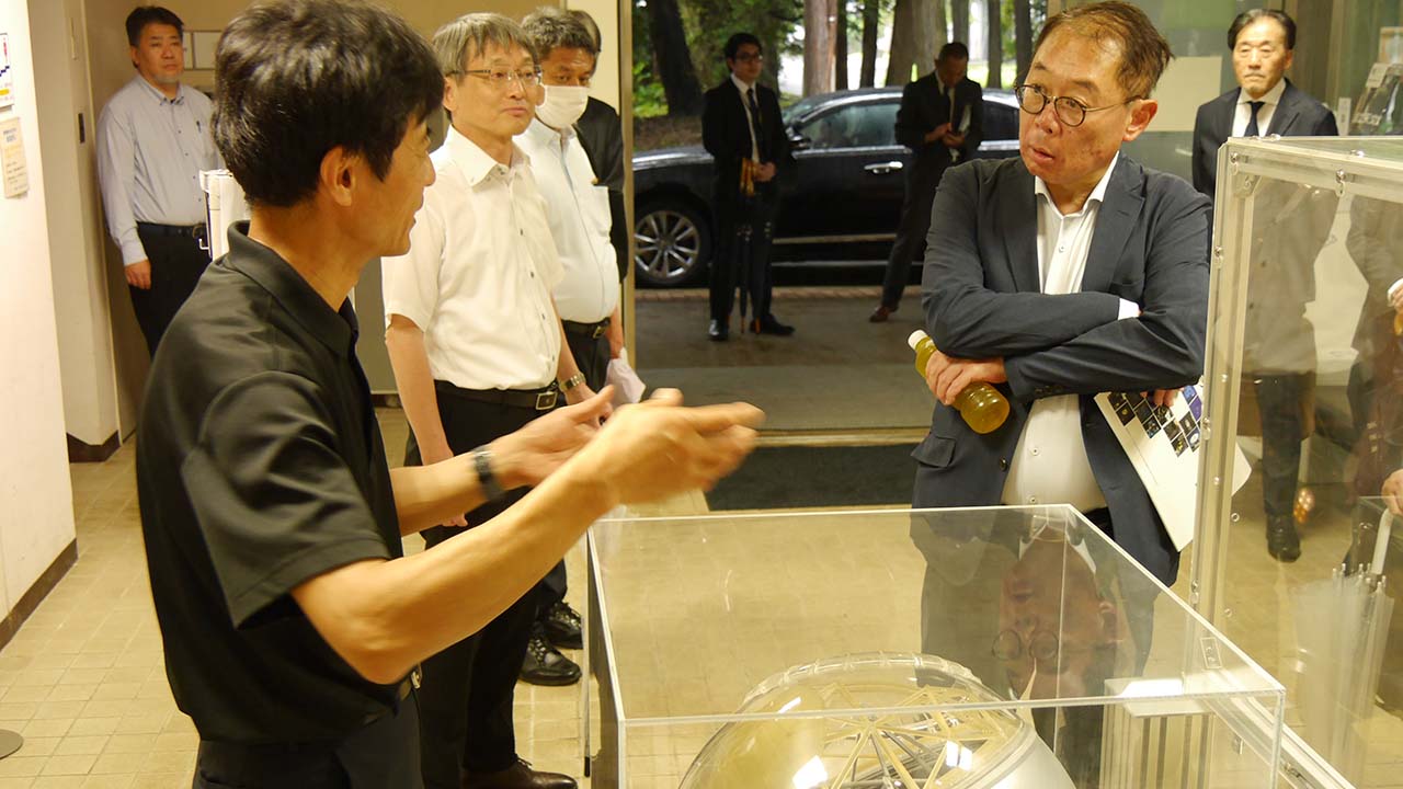 展示室にて、超大型望遠鏡TMTについて、青木教授より説明を受ける増子文部科学事務次官