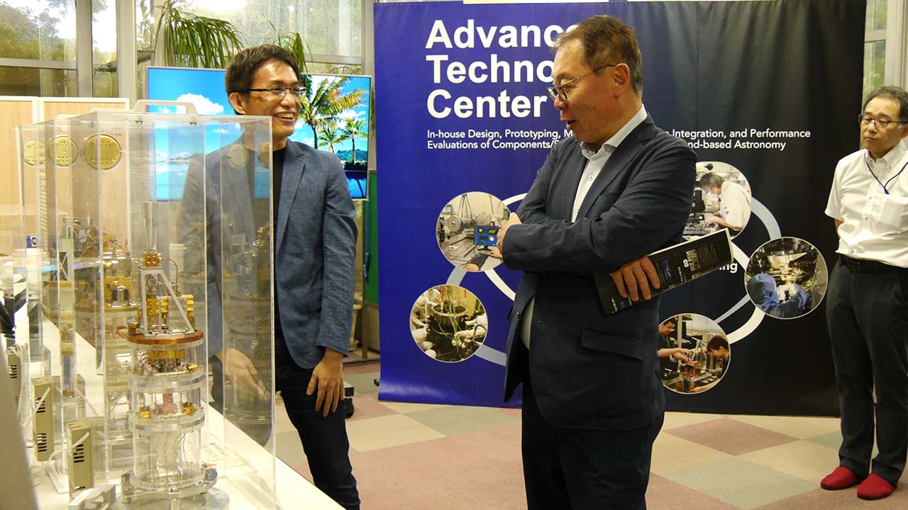 先端技術センターにて、井口教授より観測機器の製作技術について説明を受ける増子文部科学事務次官