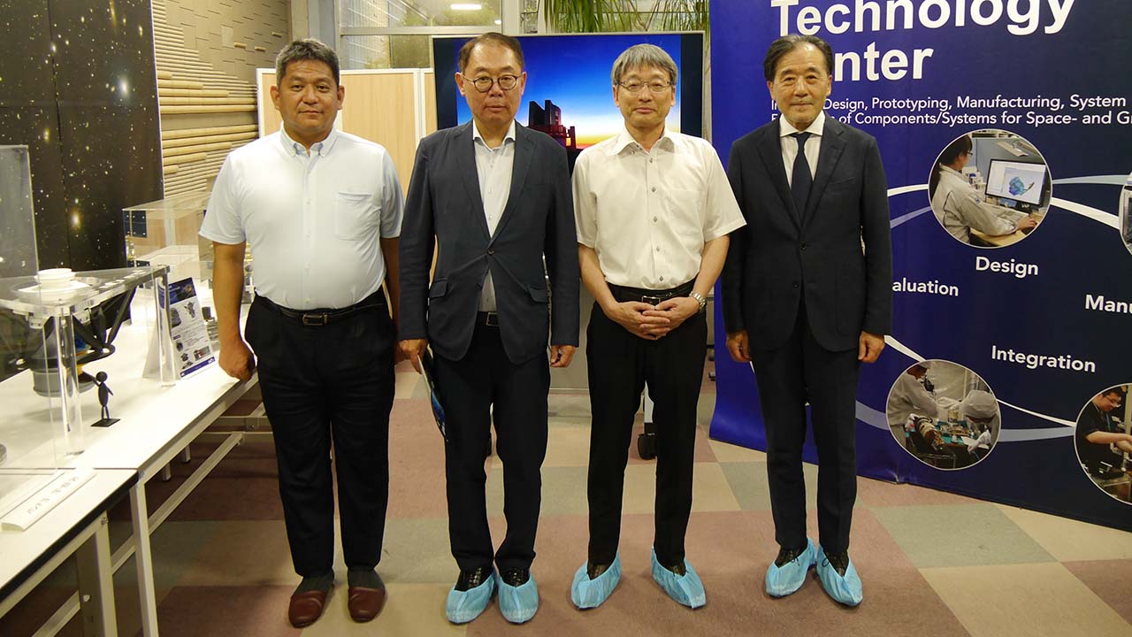 視察に訪れた増子文部科学事務次官と土居国立天文台長、上野自然科学研究機構理事、齋藤国立天文台副台長