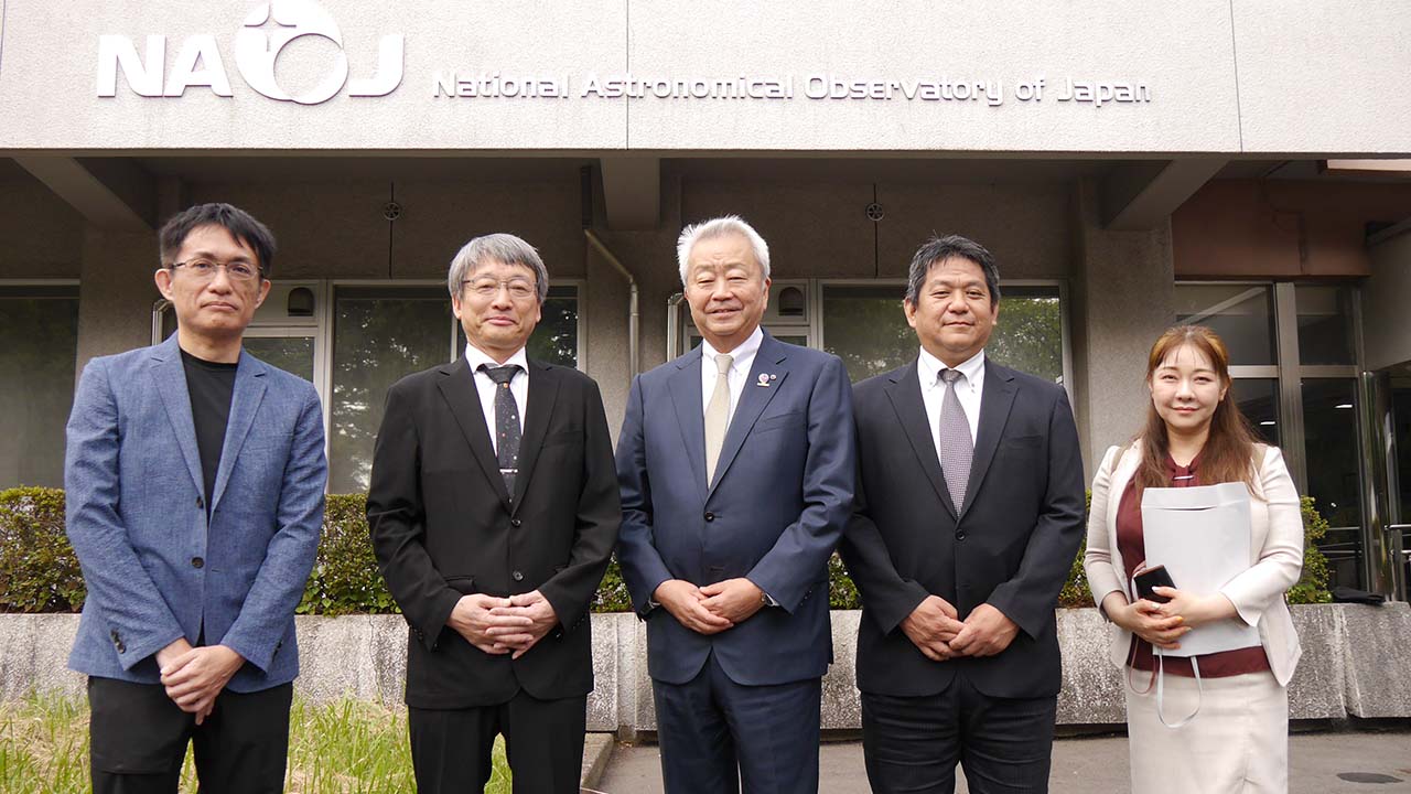 来訪された澤田NTT株式会社取締役会長を中心とした集合写真
