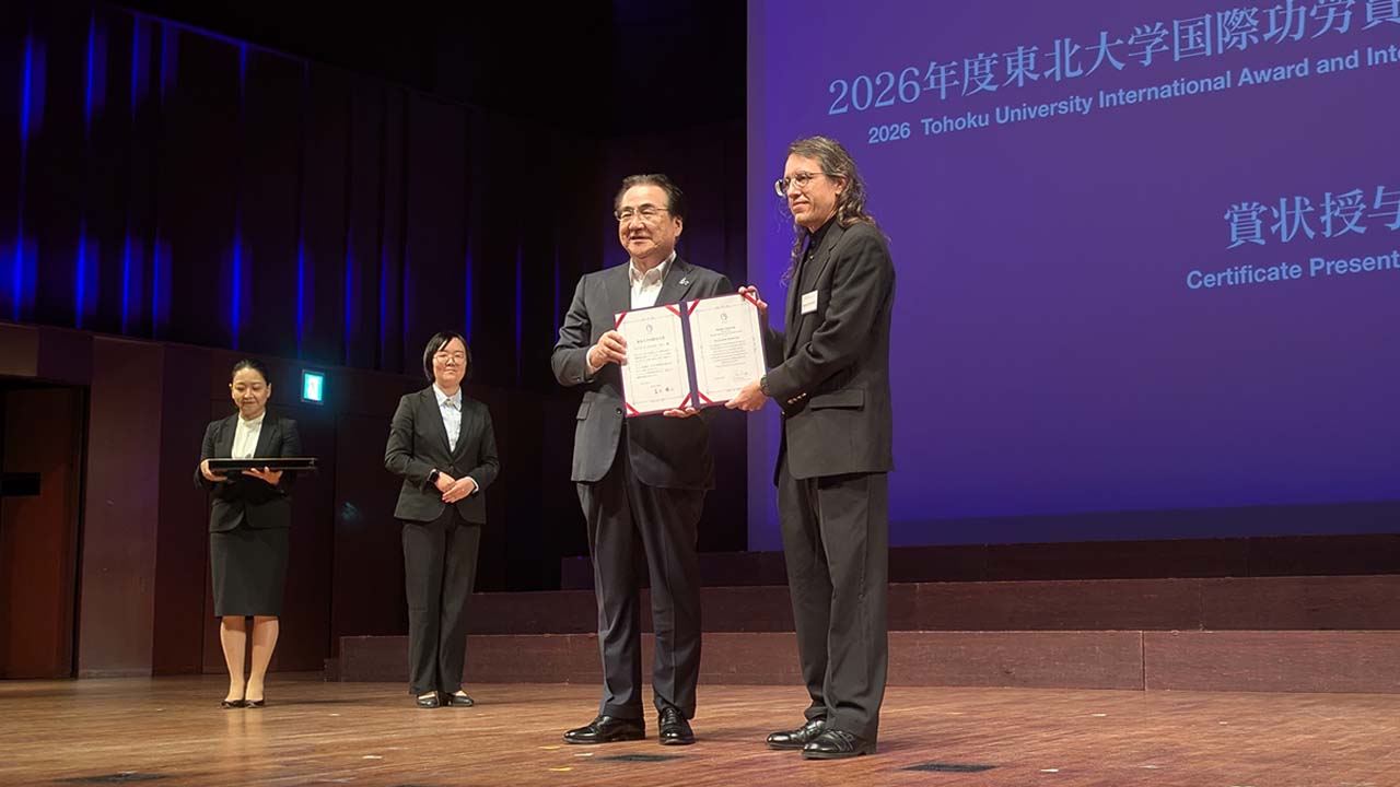 冨永悌二（とみなが・ていじ）東北大学総長から賞状を授与されたランドック特任専門員