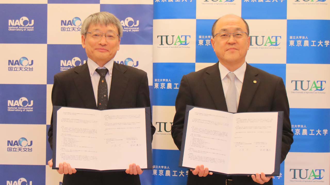 協定書を手にする土居 国立天文台長と中村 東京農工大学長