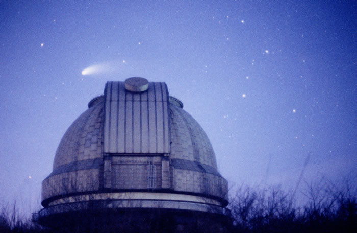 Comet Hale-Bopp and the 188cm Telescope Dome