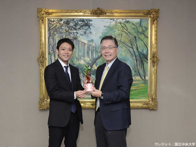 The award recipient Dr. Masaomi Tanaka , Assistant Professor in the Division of Theoretical Astronomy, NAOJ, and Dr. Jing-yang Jou, President of National Central University (NCU)