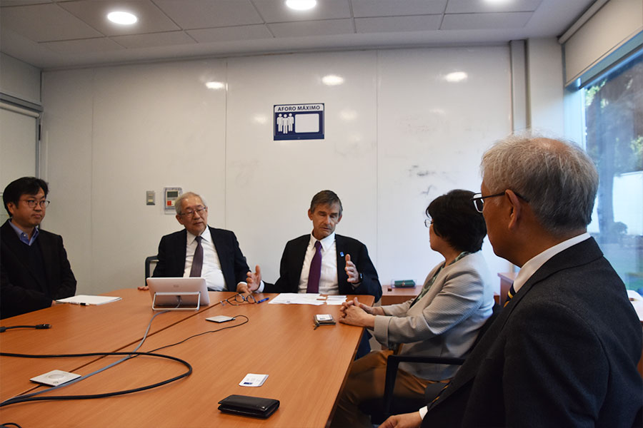 De izquierda a derecha: Profesor Norikazu Mizuno (JAO/NAOJ), Director General de NAOJ, Saku Tsuneta, Director de ALMA, Sean Dougherty, Presidente de NINS, Maki Kawai, y Vicepresidente de NINS, Hideaki Takayanagi.